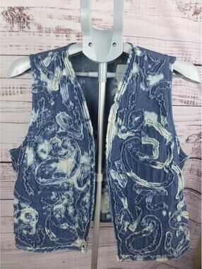 Chico's Women's Blue Bleach Dye Denim Vest Size 2 (US L) Open Front Cotton J4